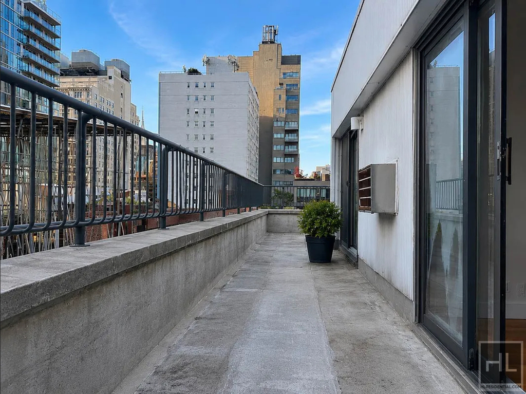East 12th Street - Photo 5