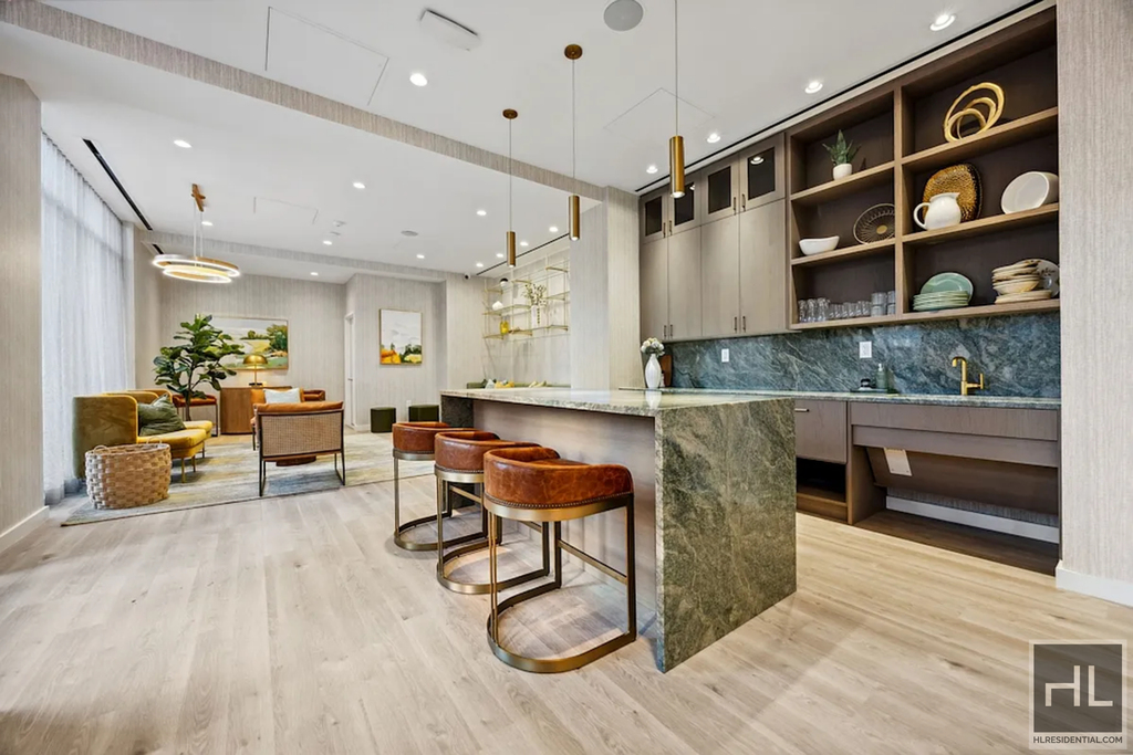 2nd Avenue - Photo 5