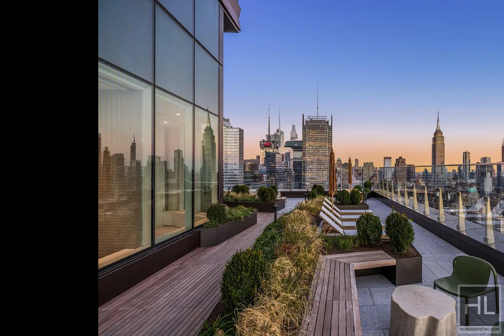 10th Avenue - Photo 8