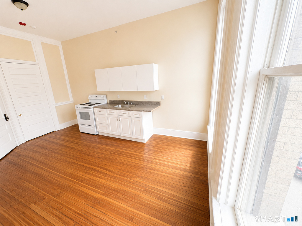 105 Bank Street - Photo 2