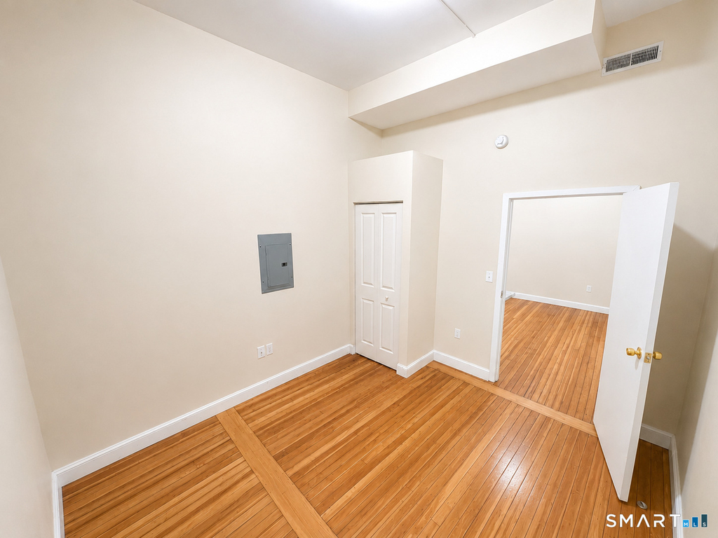 105 Bank Street - Photo 2