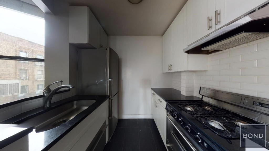 240 Waverly Place - Photo 2