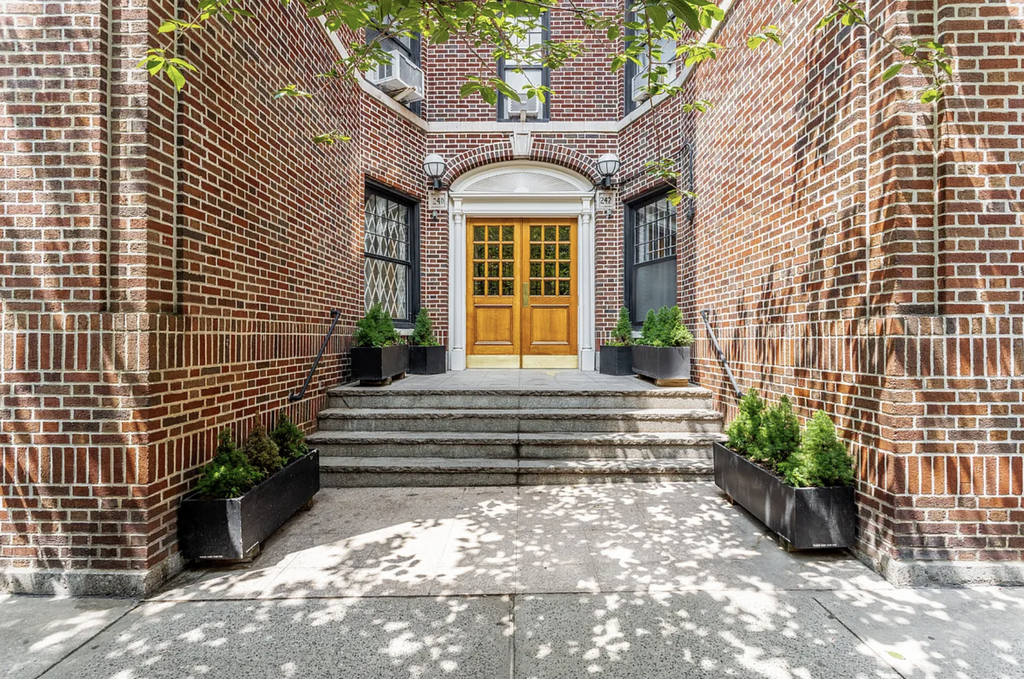 240 Waverly Place - Photo 9