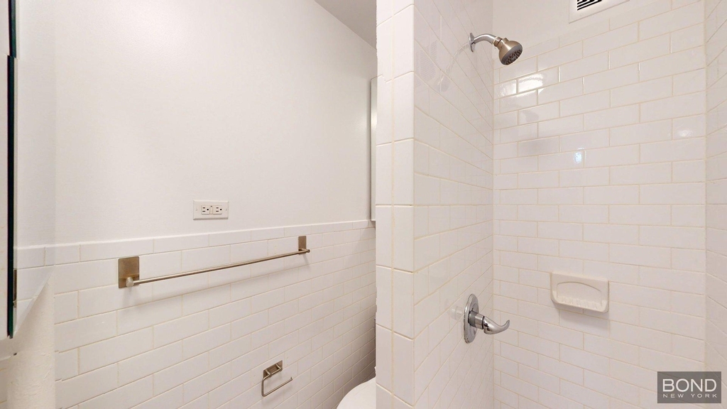 East 89th Street and 3rd avenue (Address On Request) - Photo 3