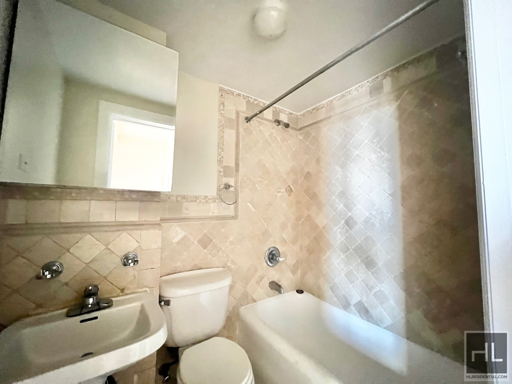 Second Avenue - Photo 2