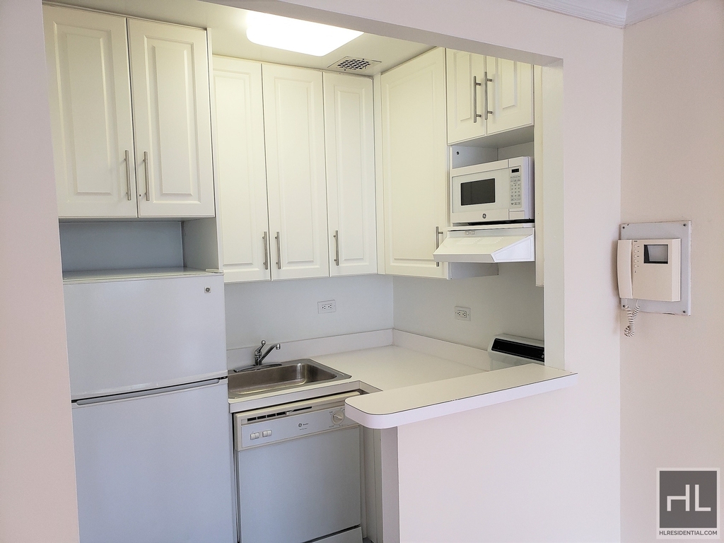 York Avenue - Photo 2