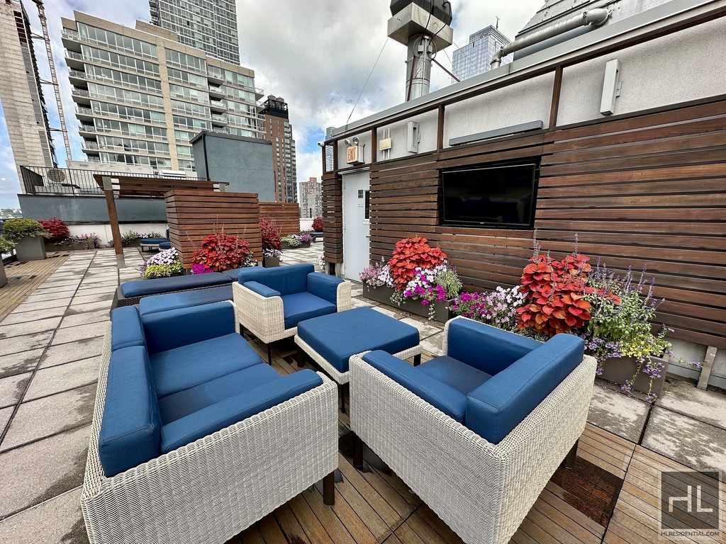 West 37th Street - Photo 13