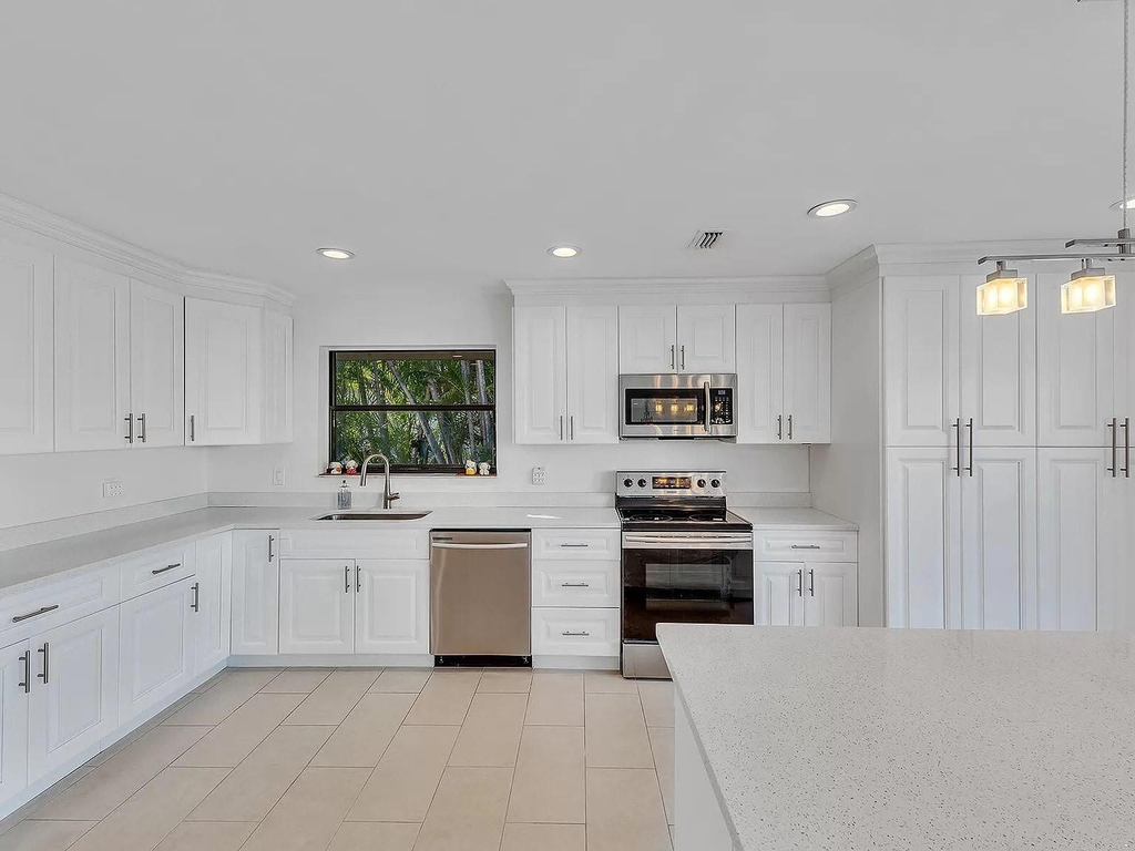 4989 Pineview Circle - Photo 6