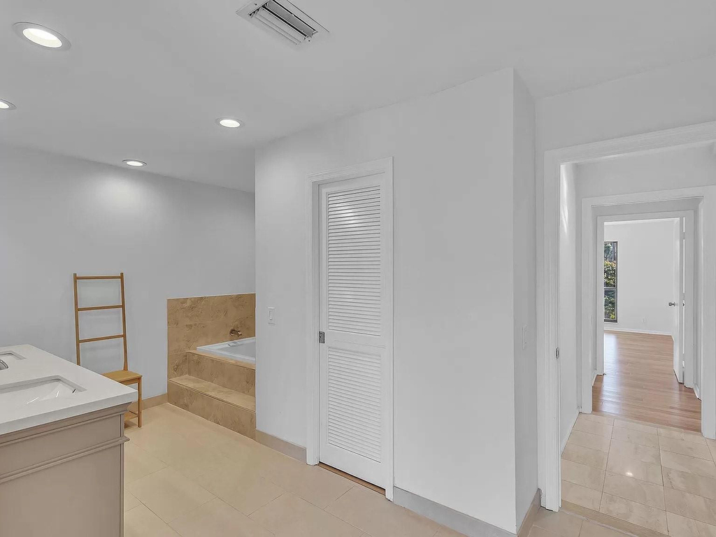 4989 Pineview Circle - Photo 8