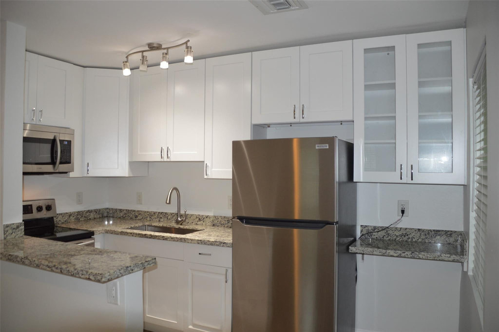 819 Ne 14th Court - Photo 1