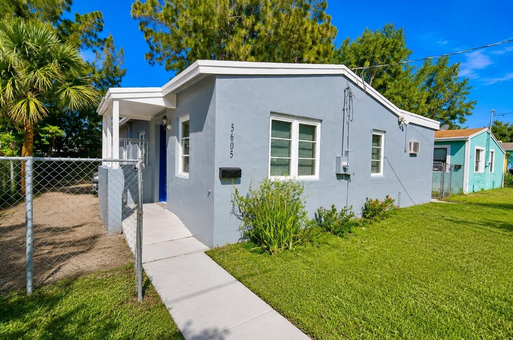 5605 Pinewood Avenue - Photo 8