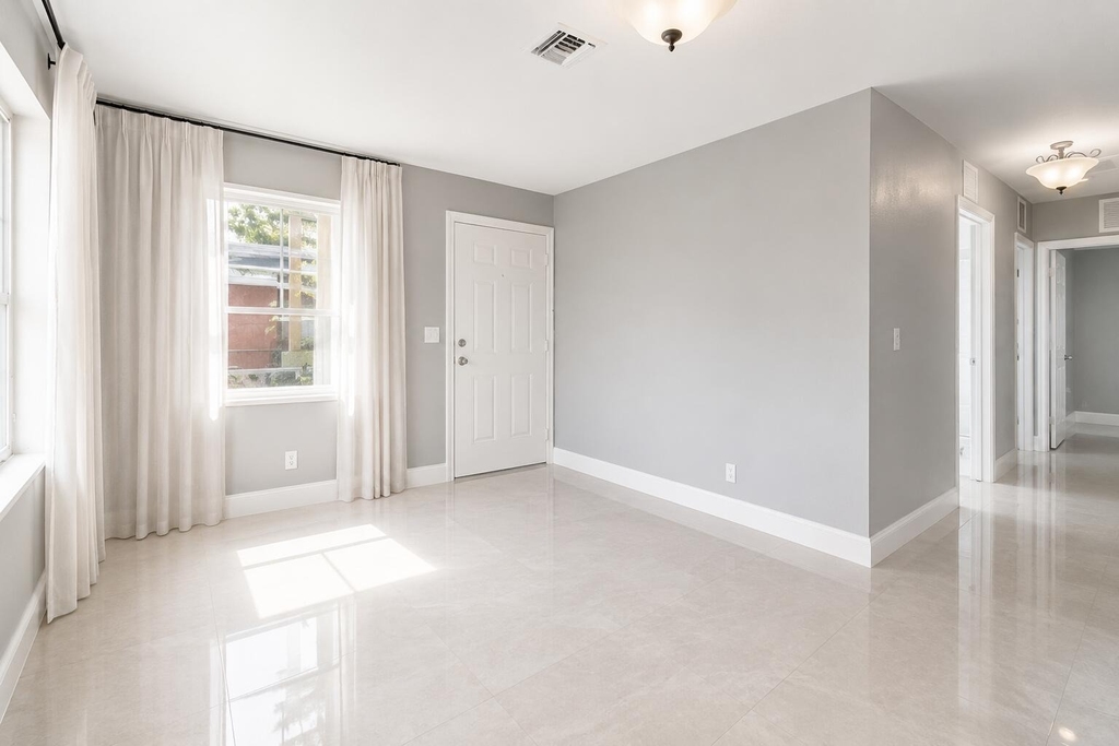 5605 Pinewood Avenue - Photo 3