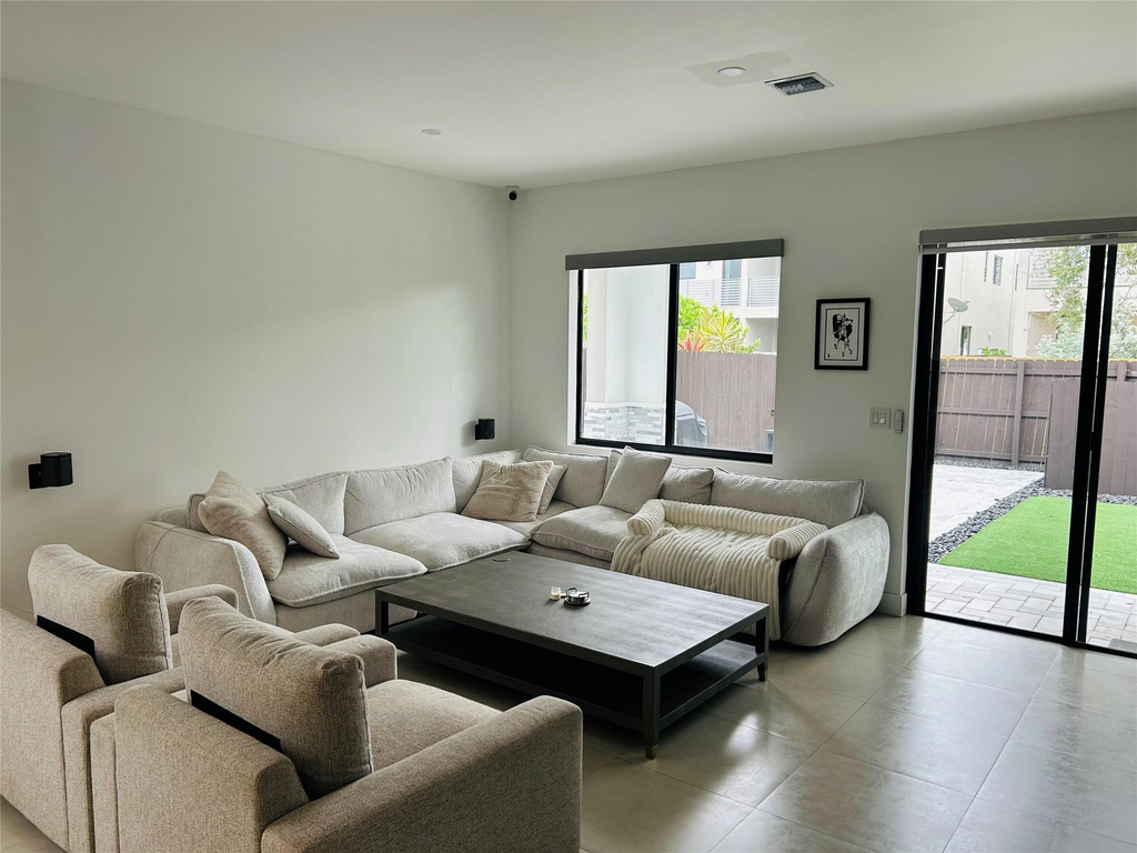 310 Sw 9th Street - Photo 1