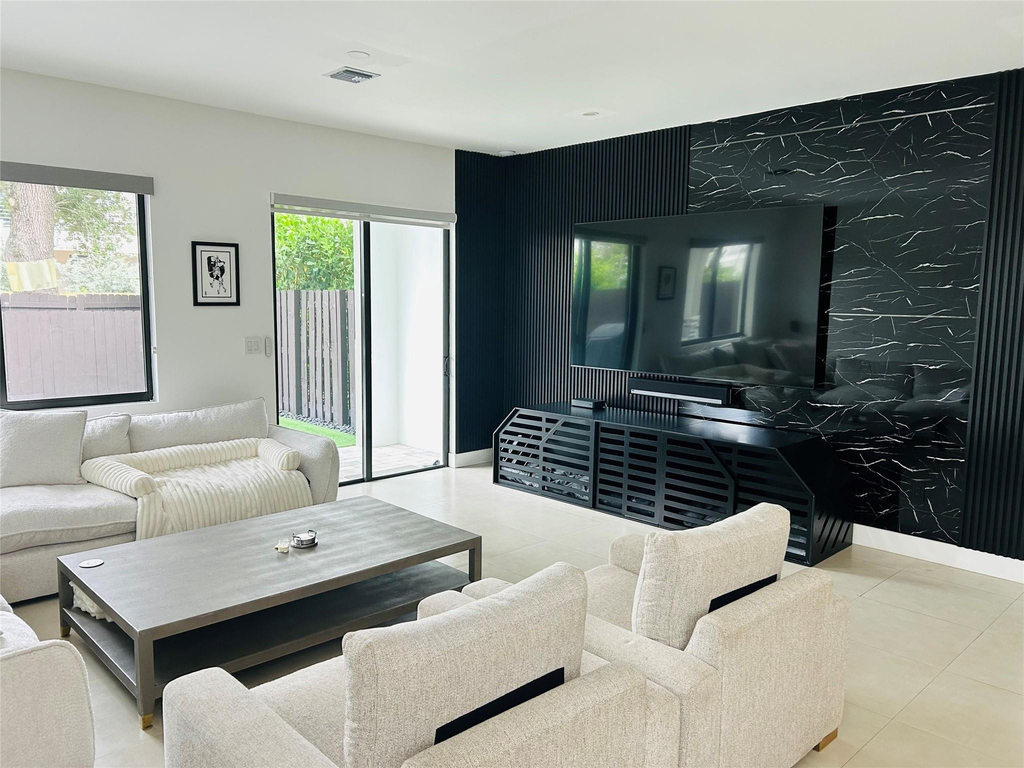 310 Sw 9th Street - Photo 0