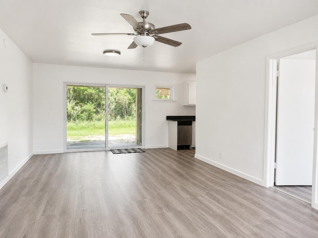 8012 U.s. 1 - Photo 2
