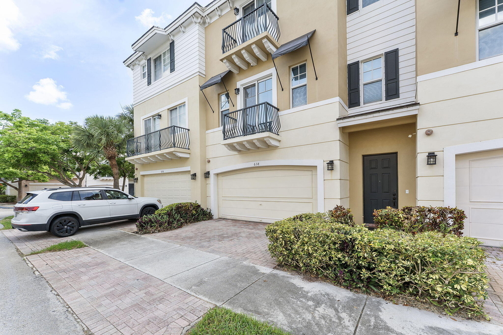 638 Nw 38th Circle - Photo 1