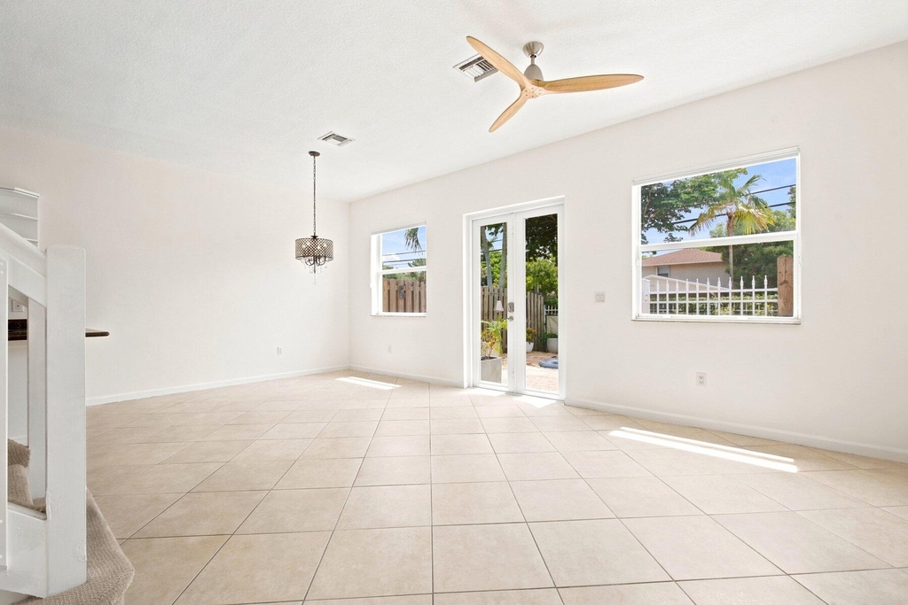 1224 Ne 18th Avenue - Photo 3