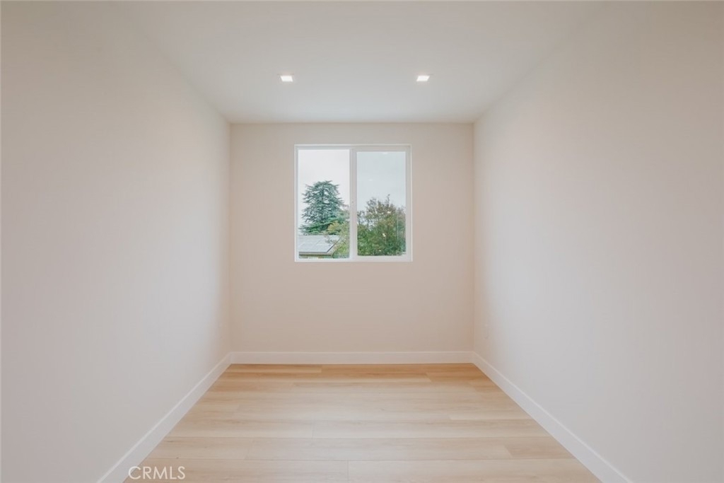 8909 Wakefield Avenue - Photo 7