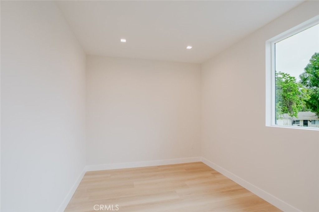 8909 Wakefield Avenue - Photo 8