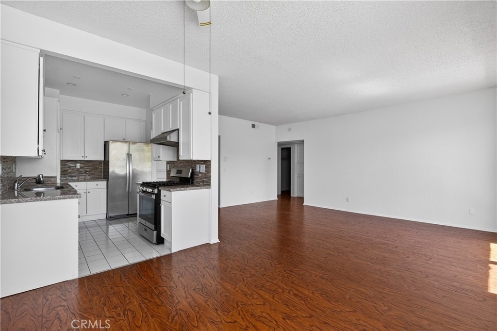4441 Woodman Avenue - Photo 9