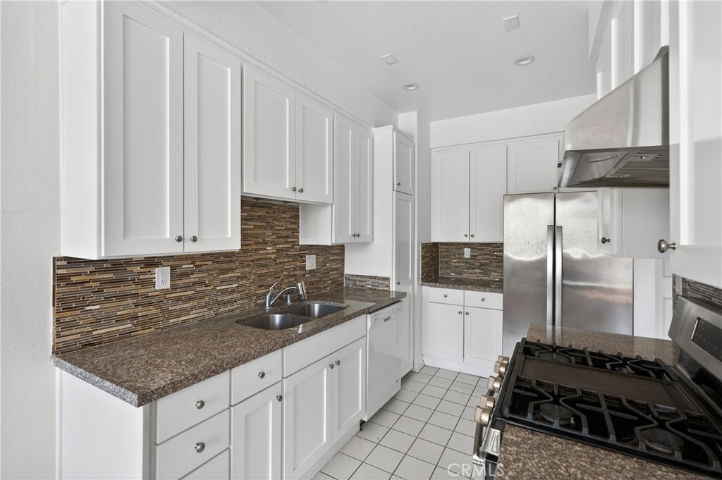 4441 Woodman Avenue - Photo 11
