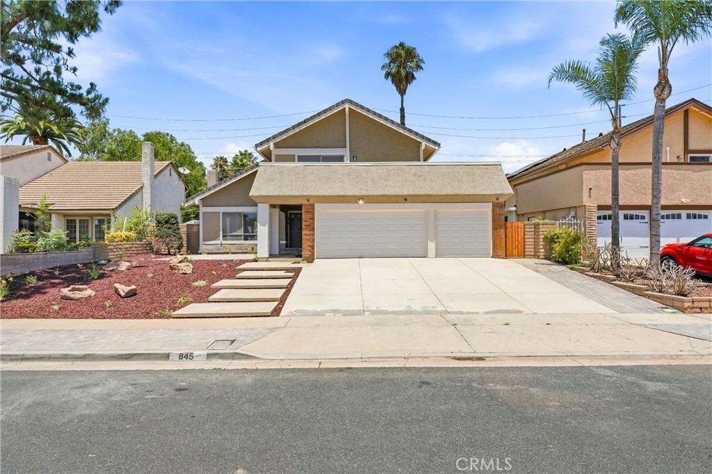 845 Woodcrest - Photo 0