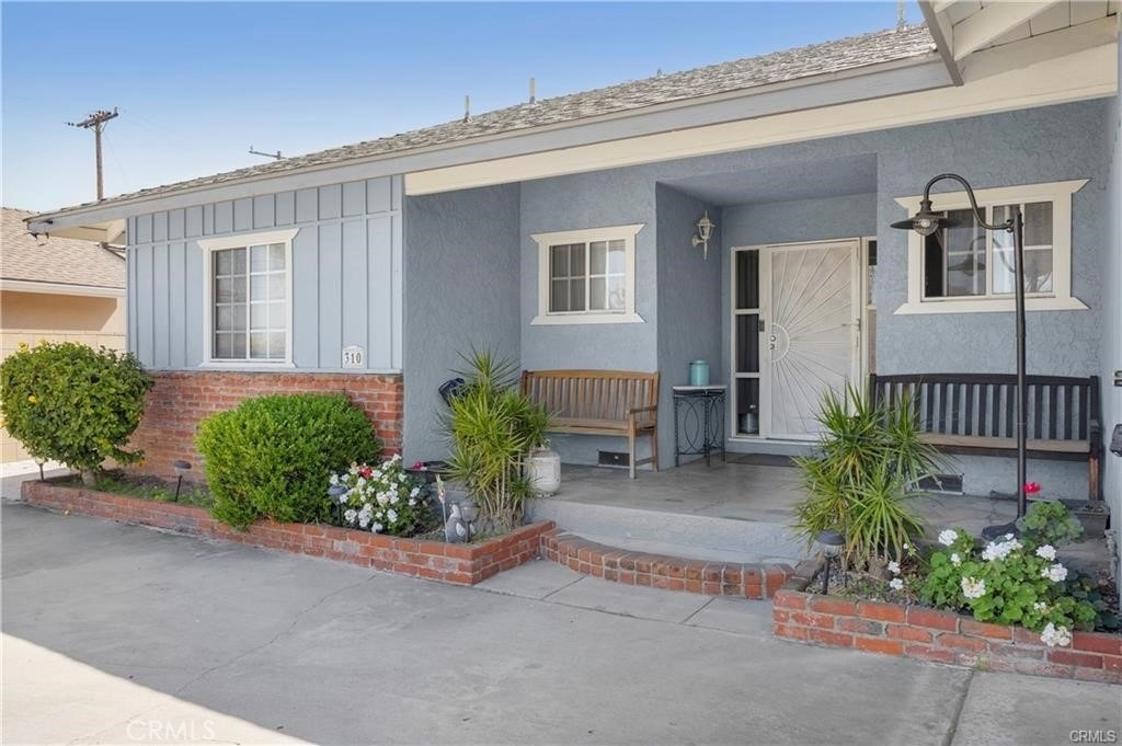 310 S Beachy Place - Photo 0