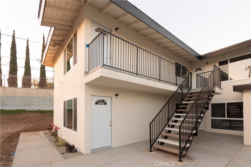 651 Ward - Photo 0