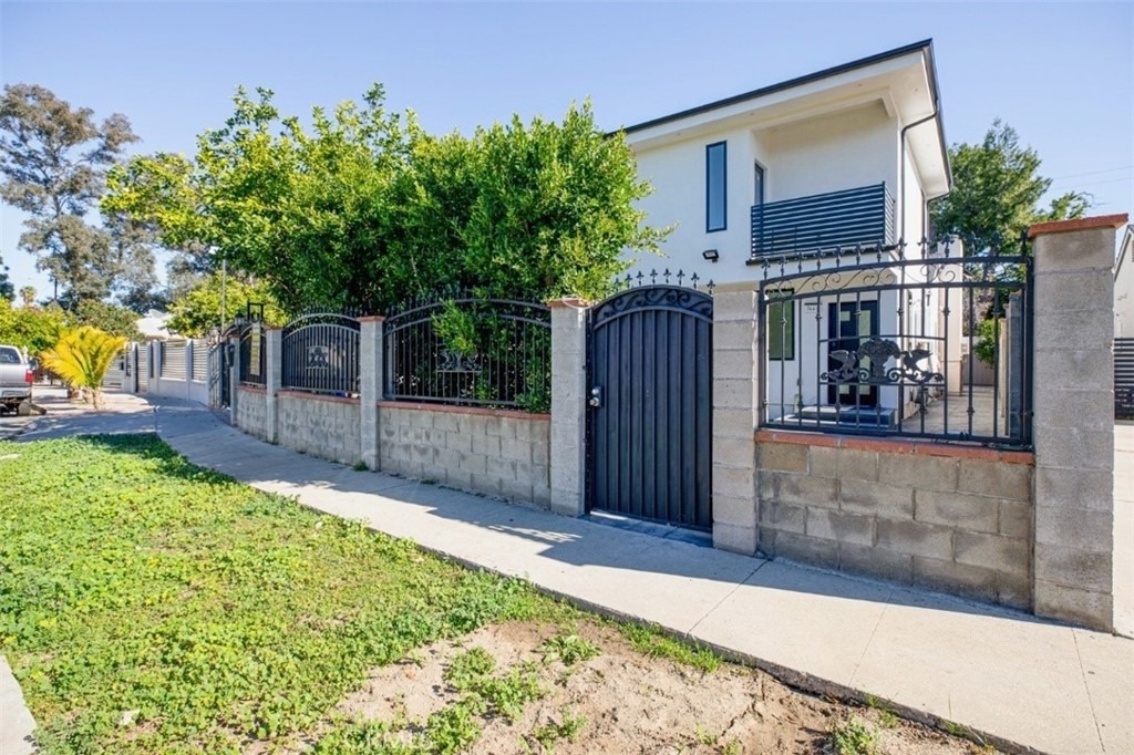 7446 Mammoth Avenue - Photo 2