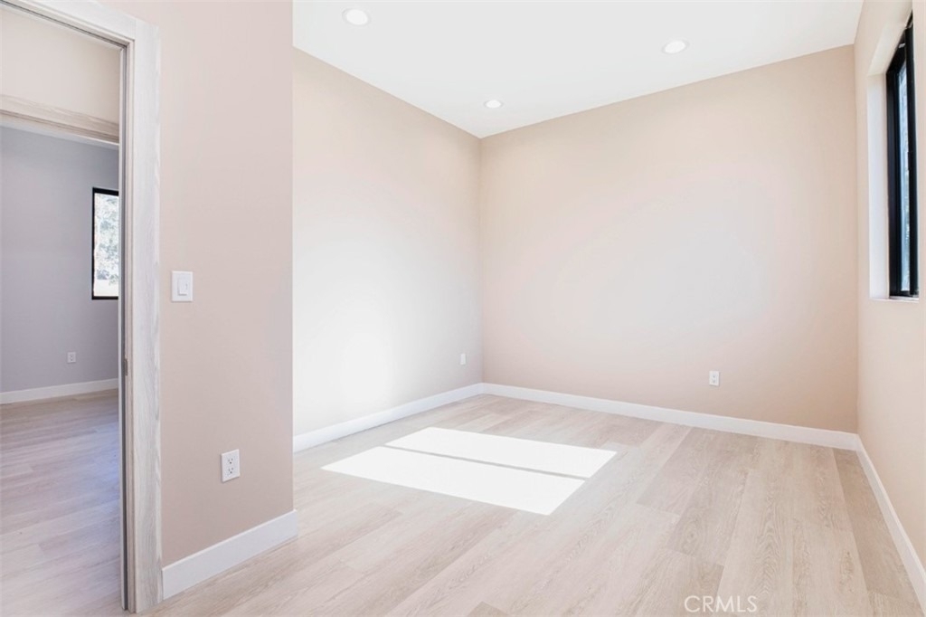 7446 Mammoth Avenue - Photo 14