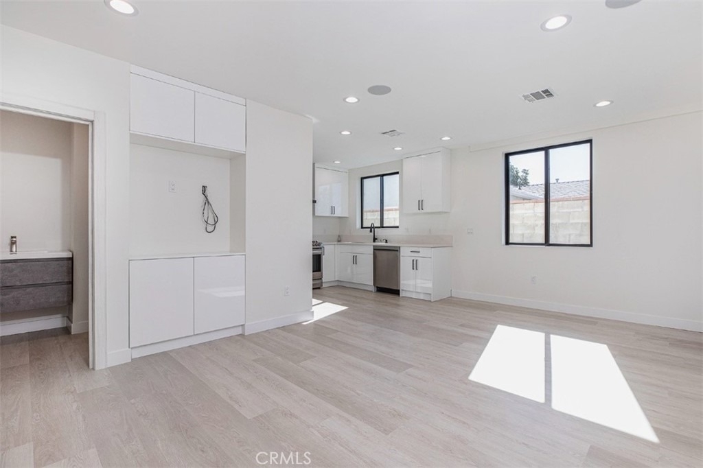 7446 Mammoth Avenue - Photo 9