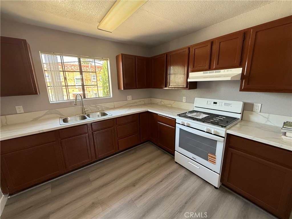 211 Magnolia - Photo 2