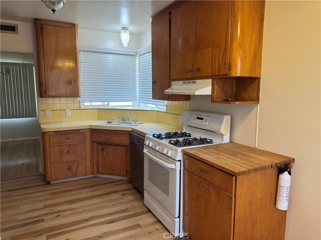 831 W Harvard Place - Photo 8
