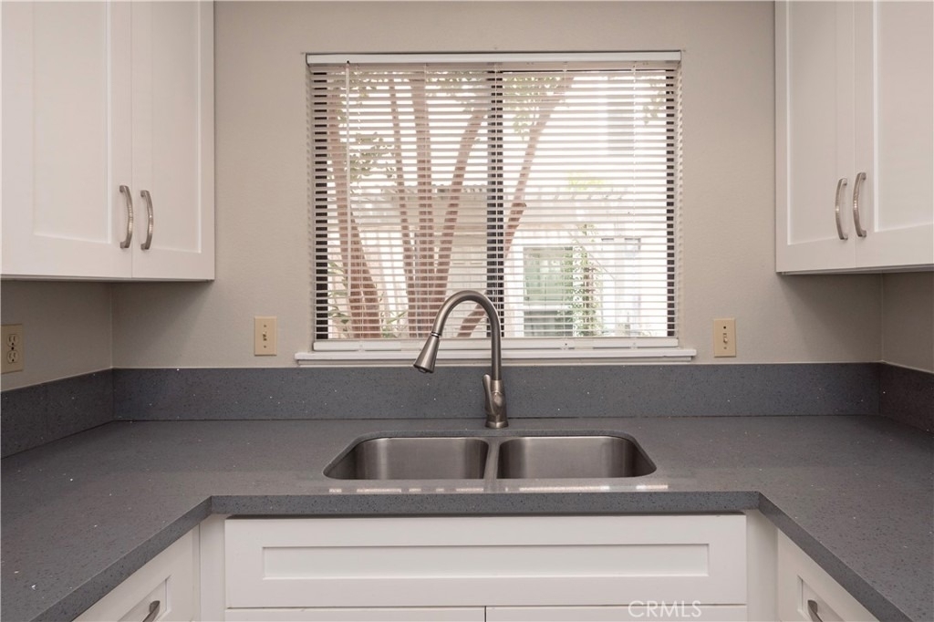 328 W 7th - Photo 12