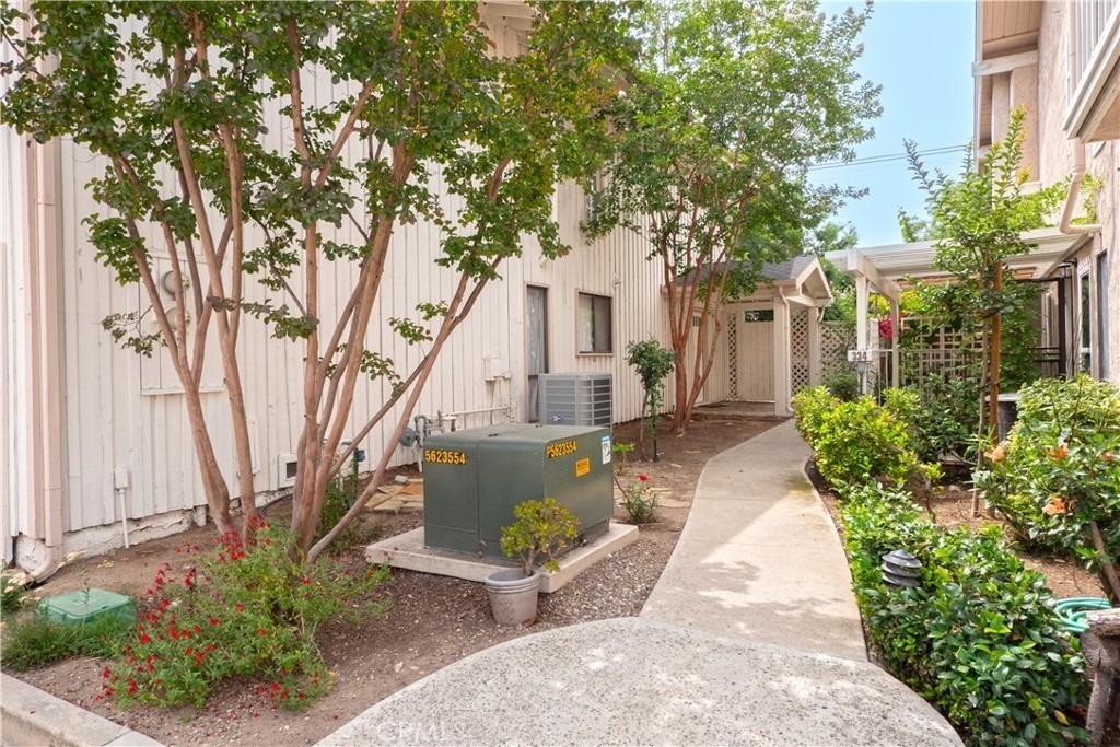 328 W 7th - Photo 3