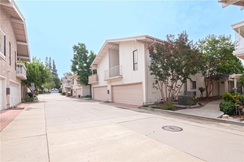 328 W 7th - Photo 2