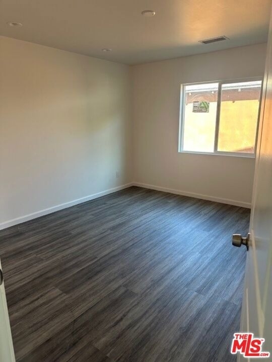 1037 E 50th Street - Photo 4