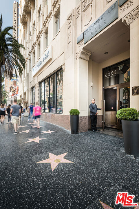6253 Hollywood Boulevard - Photo 2