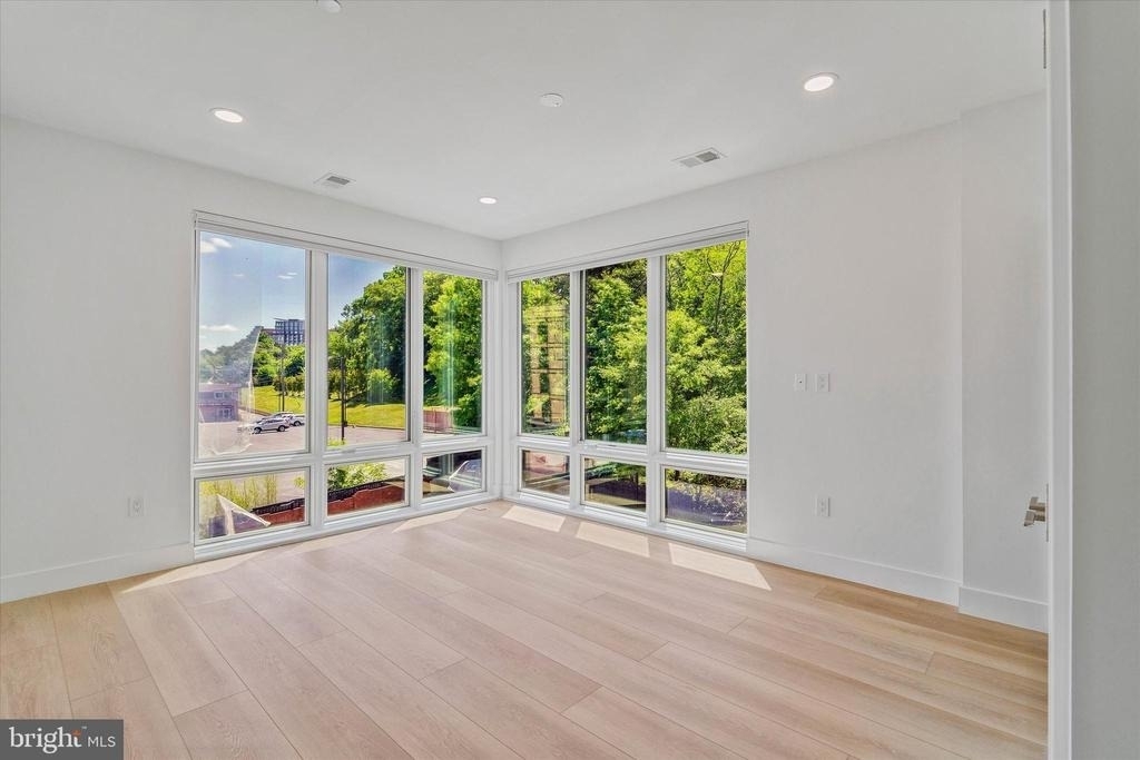 228 Glebe Road W - Photo 11