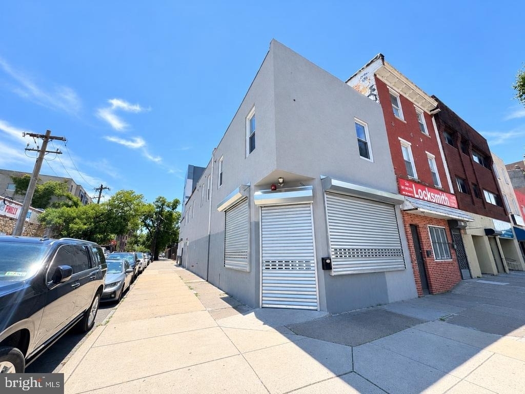 700 W Girard Avenue - Photo 0