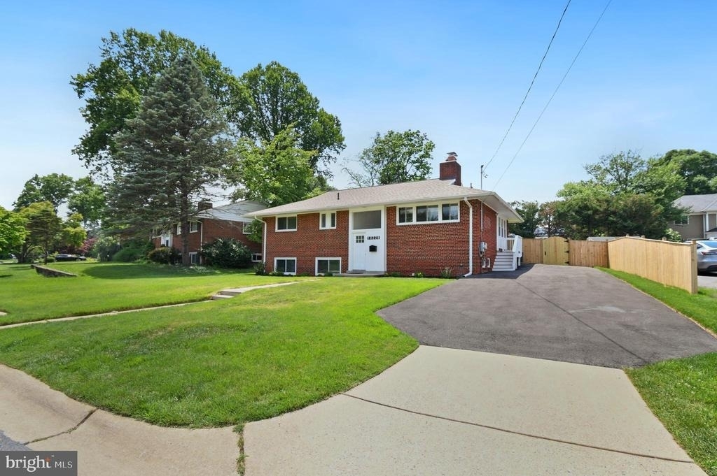 10228 Farnham Drive - Photo 2
