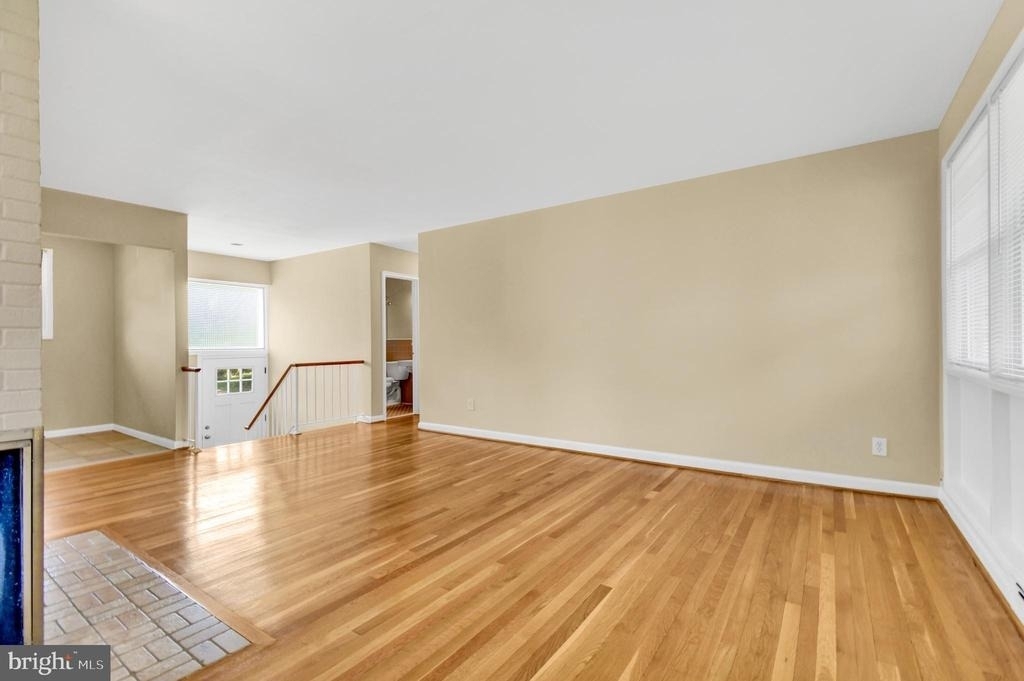 10228 Farnham Drive - Photo 9