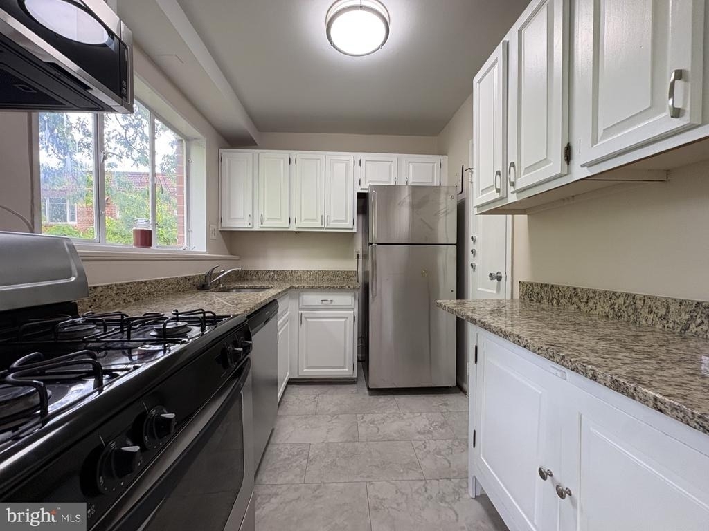 10403 Montrose Avenue - Photo 14