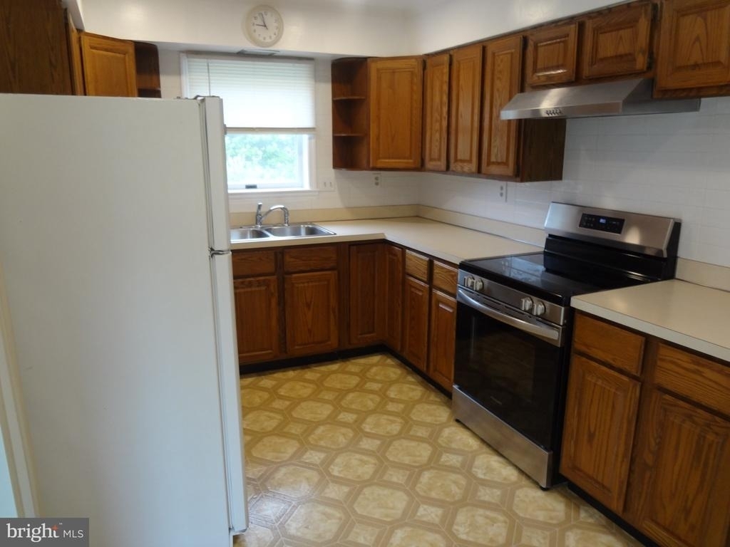 17540 Queen Elizabeth Drive - Photo 7