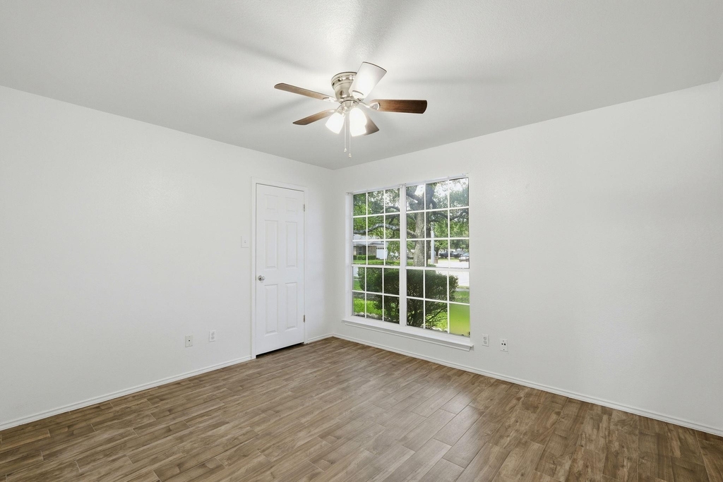 1005 Rolling Ridge Dr - Photo 11