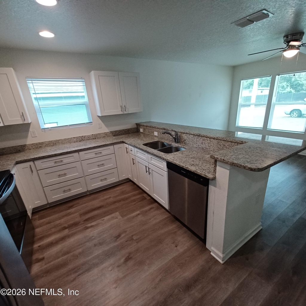 956 W 9th Street - Photo 6