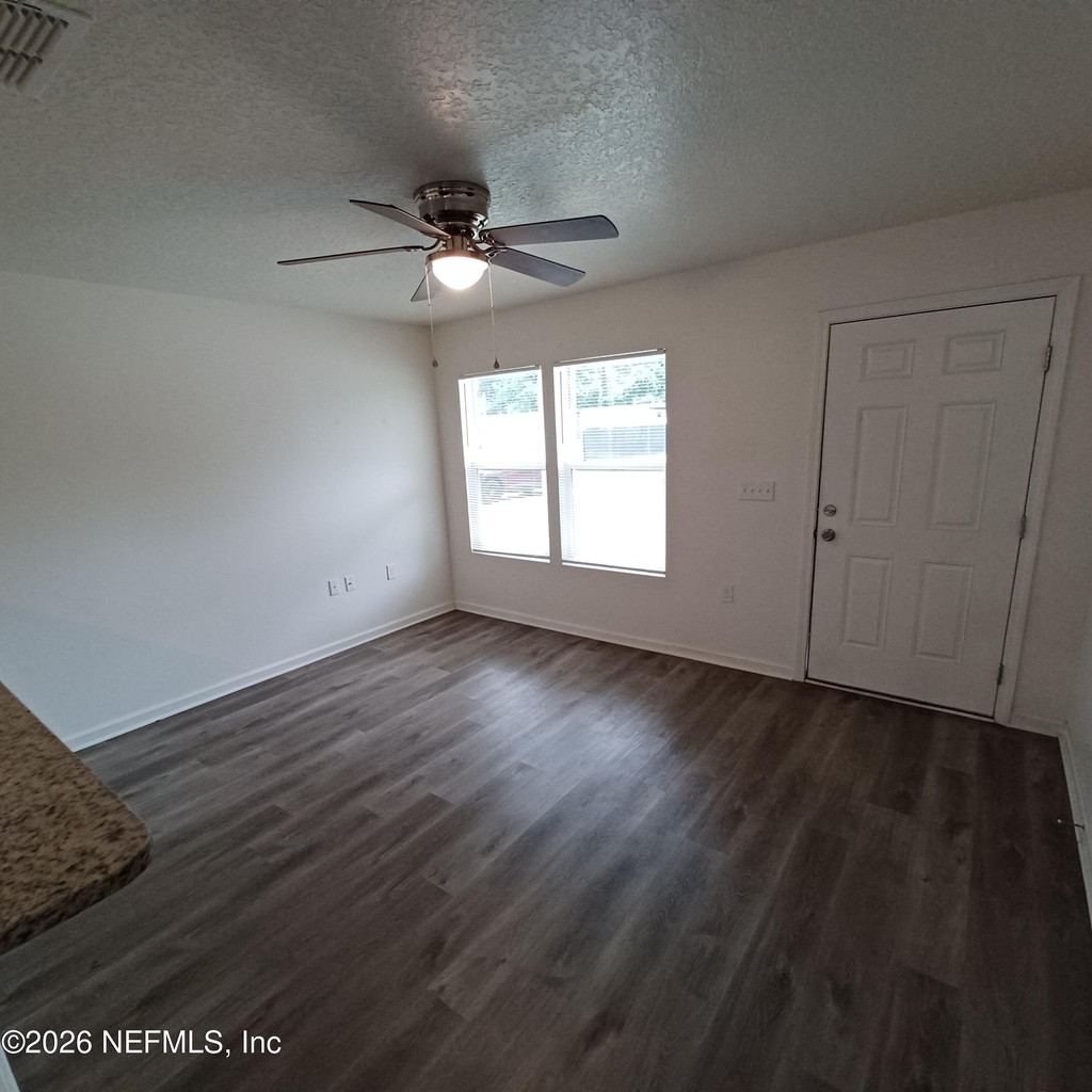 956 W 9th Street - Photo 3