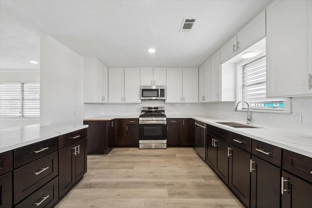 1079 Redfish Street - Photo 6