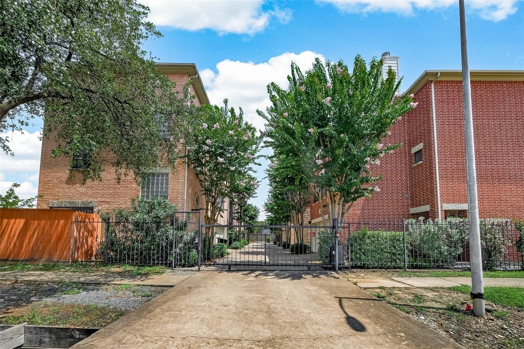733 W 22nd Street - Photo 36
