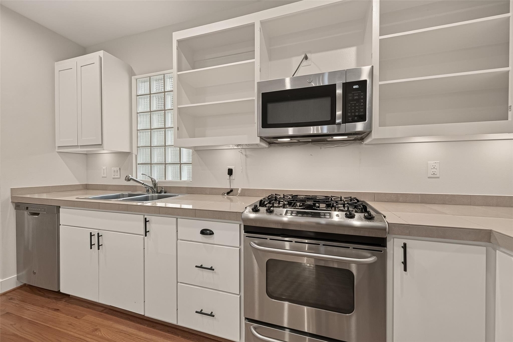 733 W 22nd Street - Photo 16